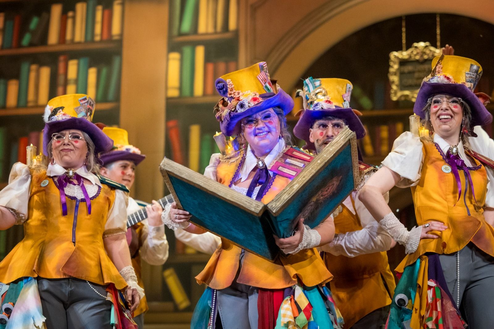 Palmira Santander con un gran libro en la mano durante la actuación de 'La biblioteca'.