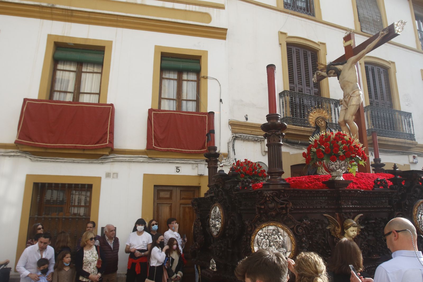 Jueves Santo en Córdoba: La procesión de la Caridad, en imágenes