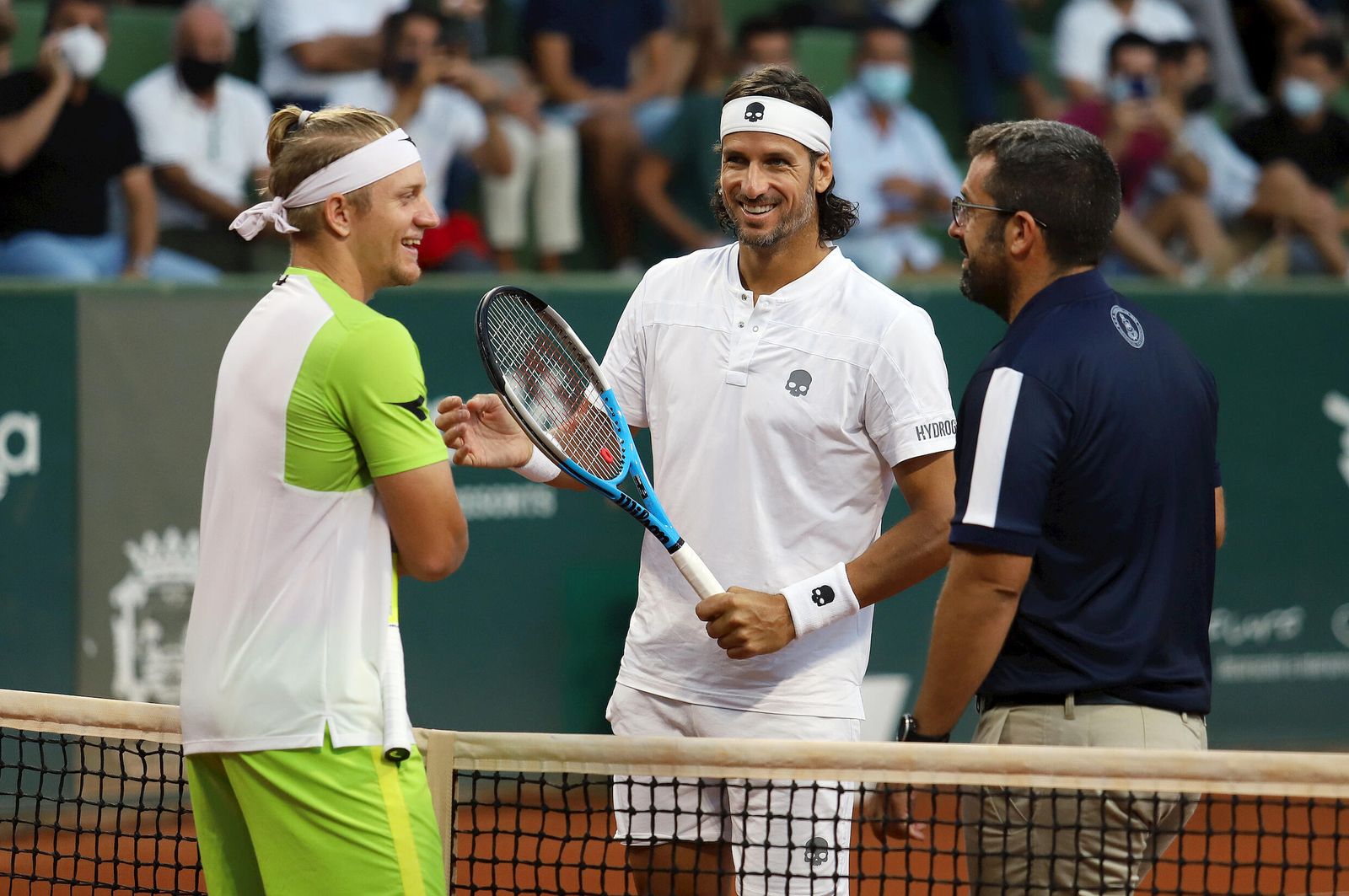 Davidovich saluda a Feli López antes del partido.