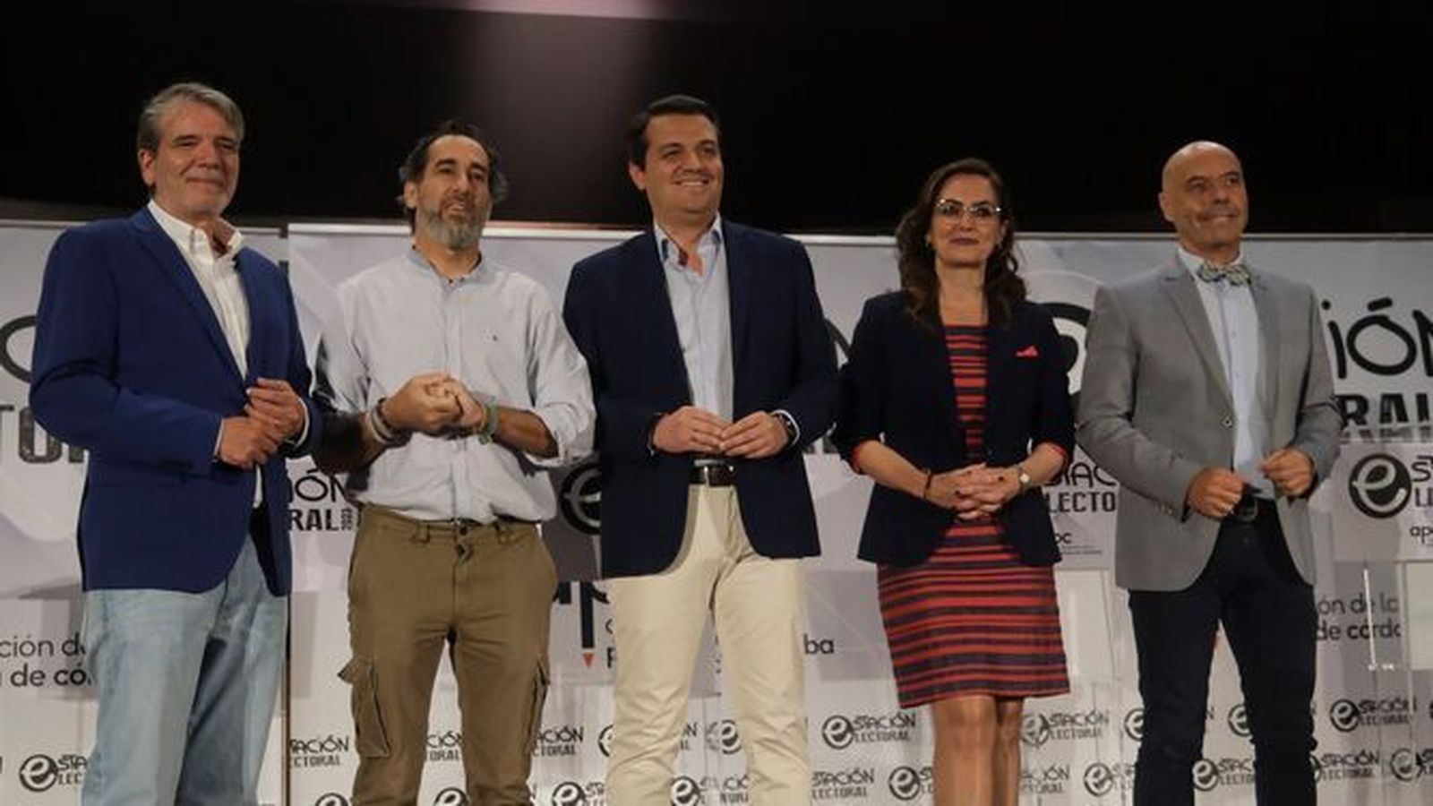 Los candidatos a la Alcaldía de Córdoba, juntos en el debate electoral de inicio de la campaña.