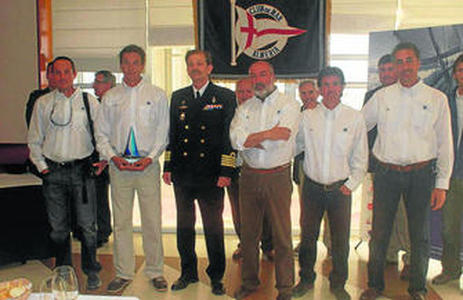 La embarcación vencedora, junto al Comandante de la Marina una vez finalizada la regata.