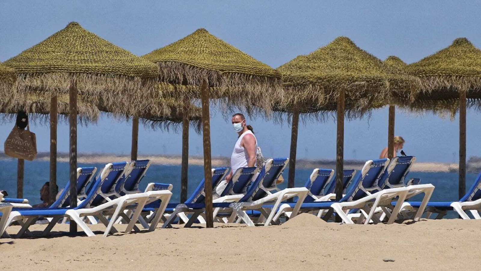 Servicio de hamacas en la playa de la Victoria.