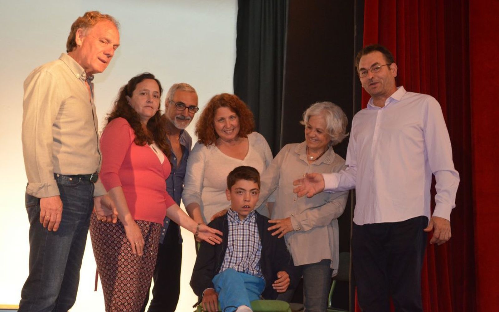 Integrantes de la compañía de teatro junto al joven Marcos Carribero