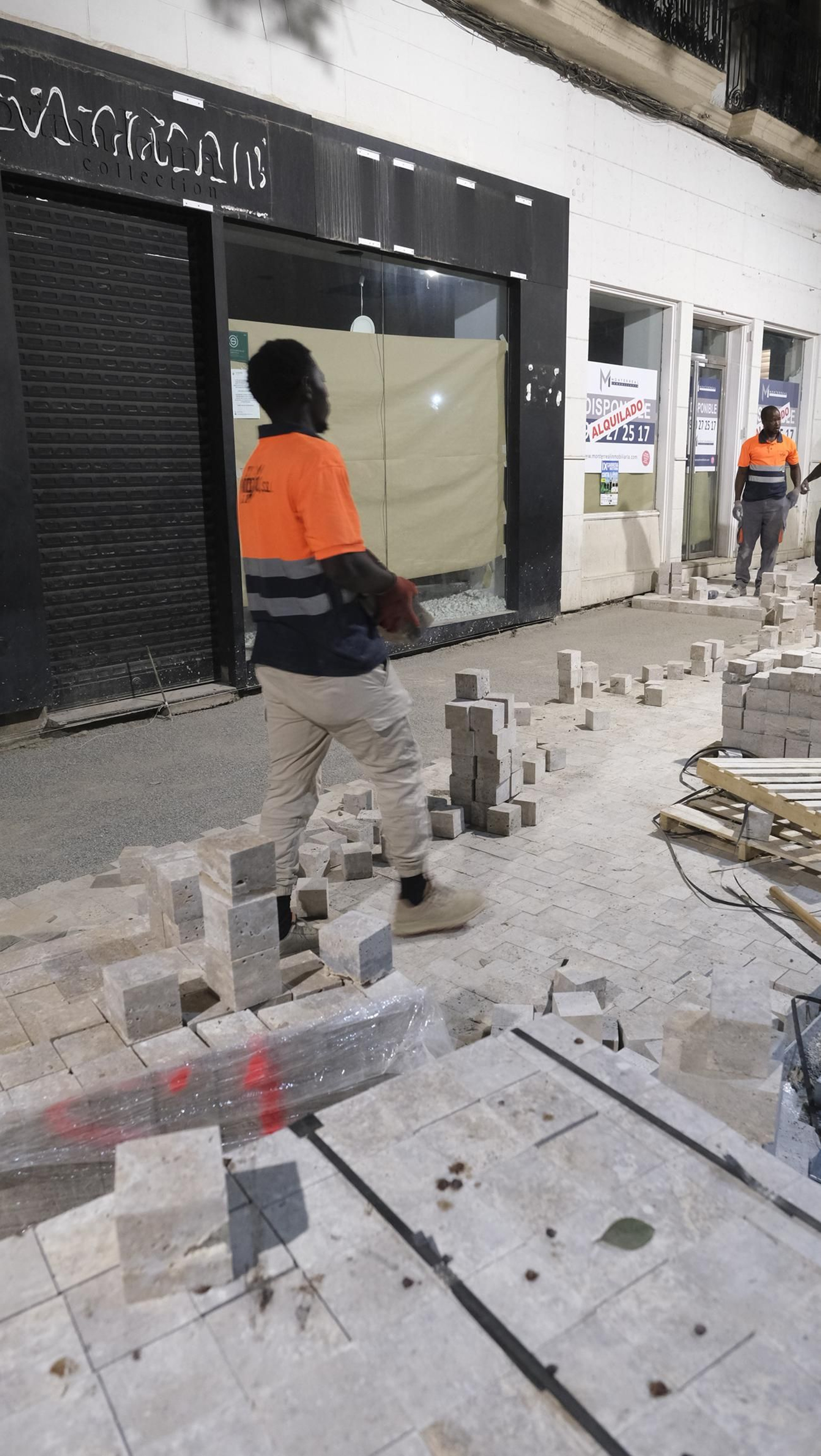 Las obras de peatonalización del Paseo de Almería entran en el turno de noche, en imágenes