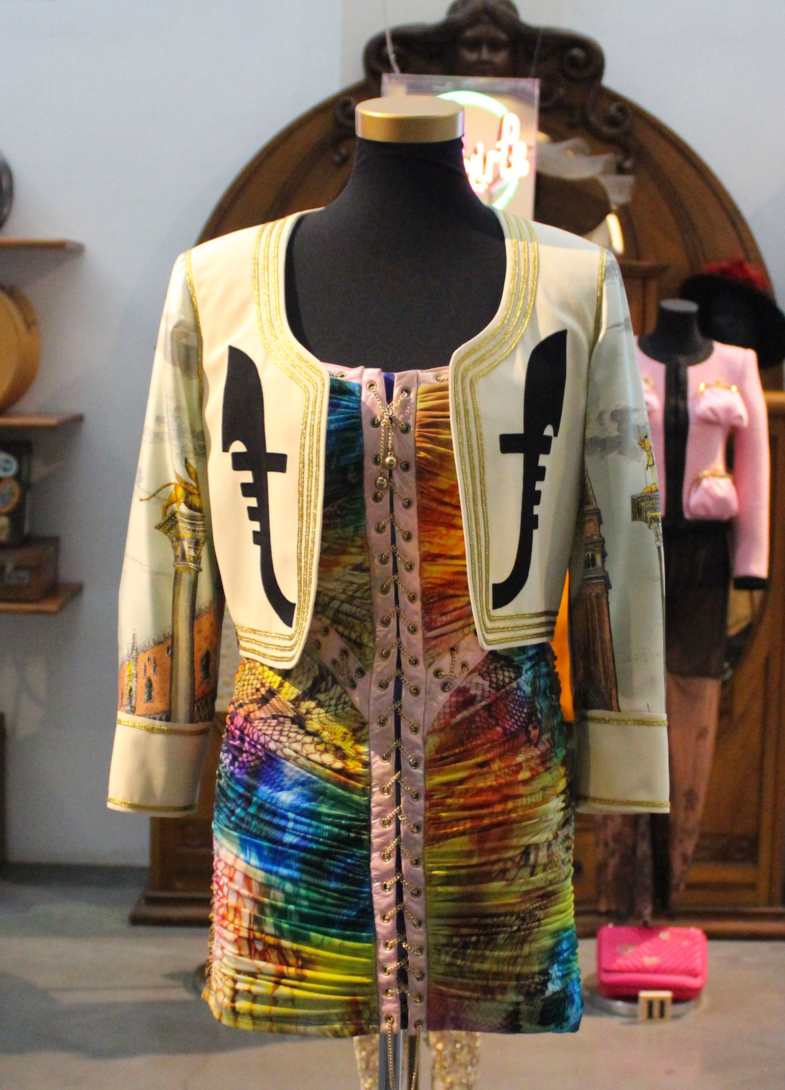 Vestidos de Cavalli y chaqueta de Moschino