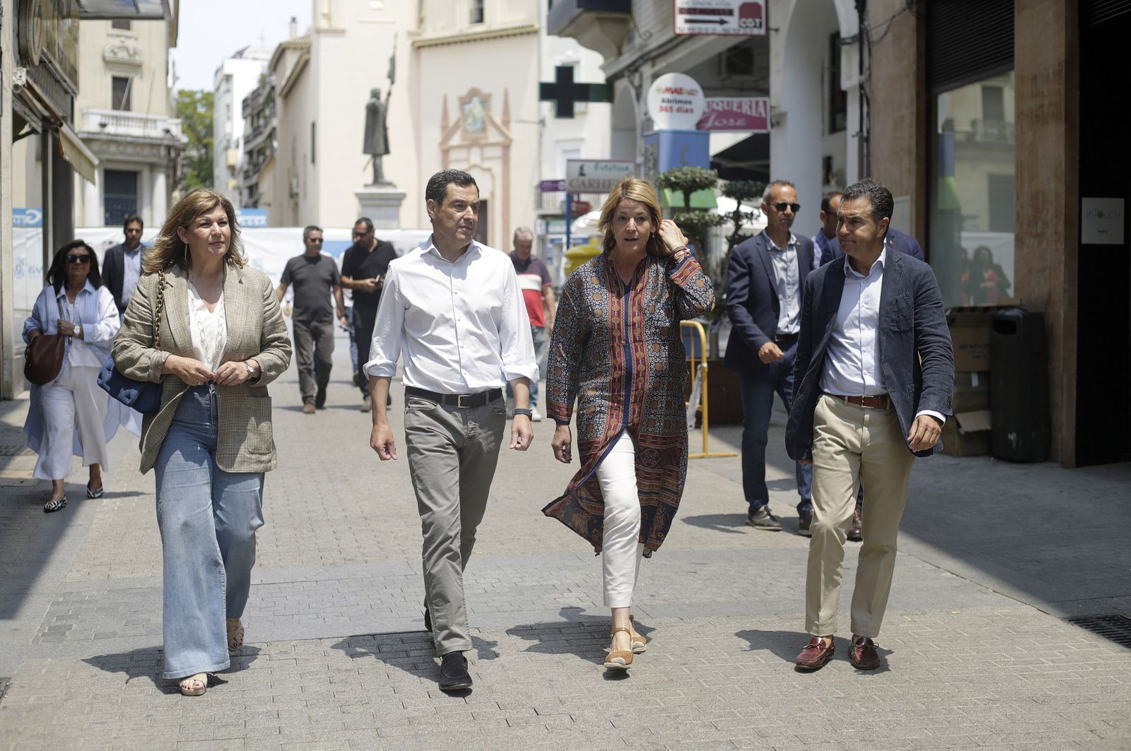 Pilar Miranda junto a Juanma Moreno en un paseo por la capital