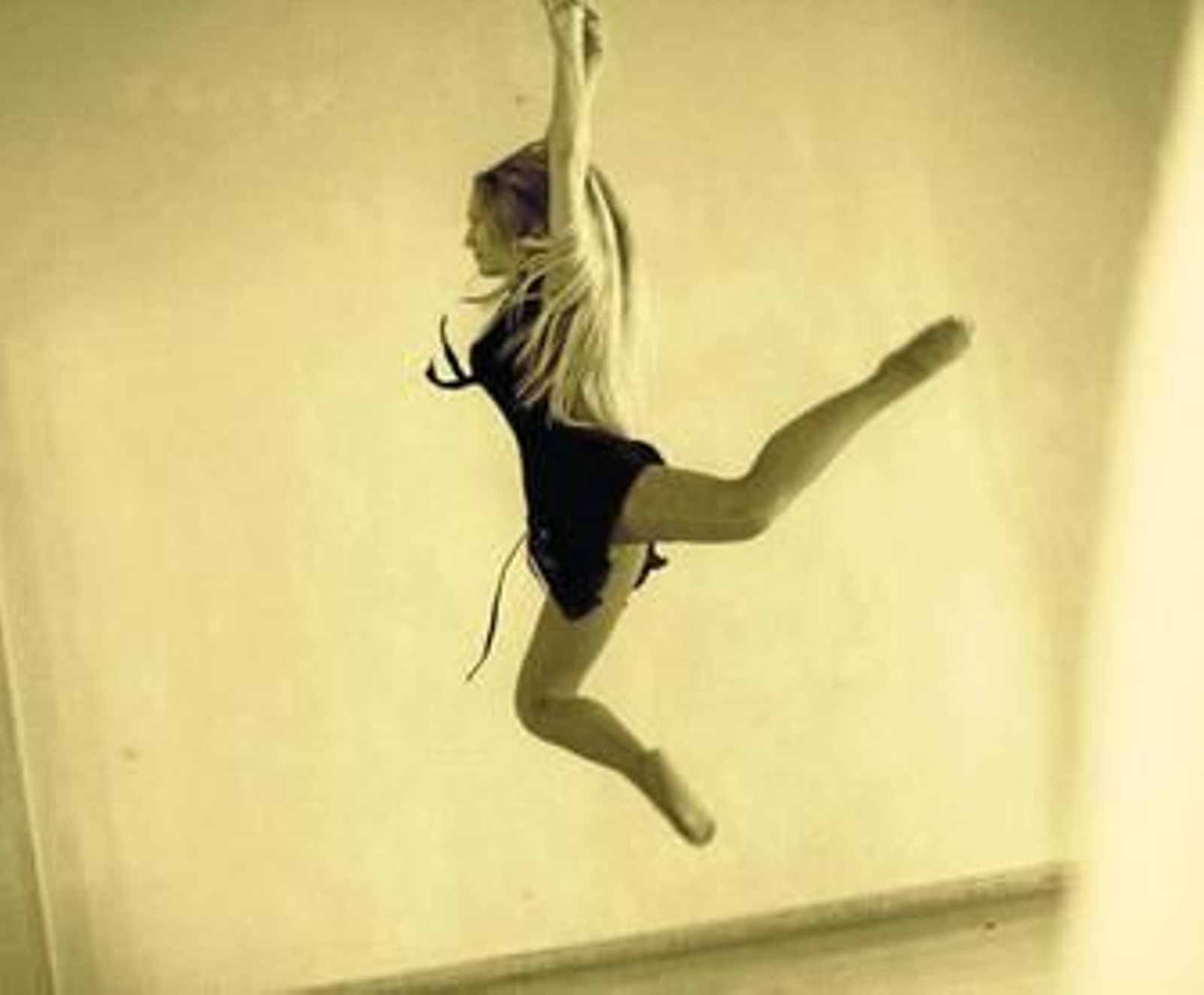 Una de las integrantes de la compañía, durante una de sus actuaciones.