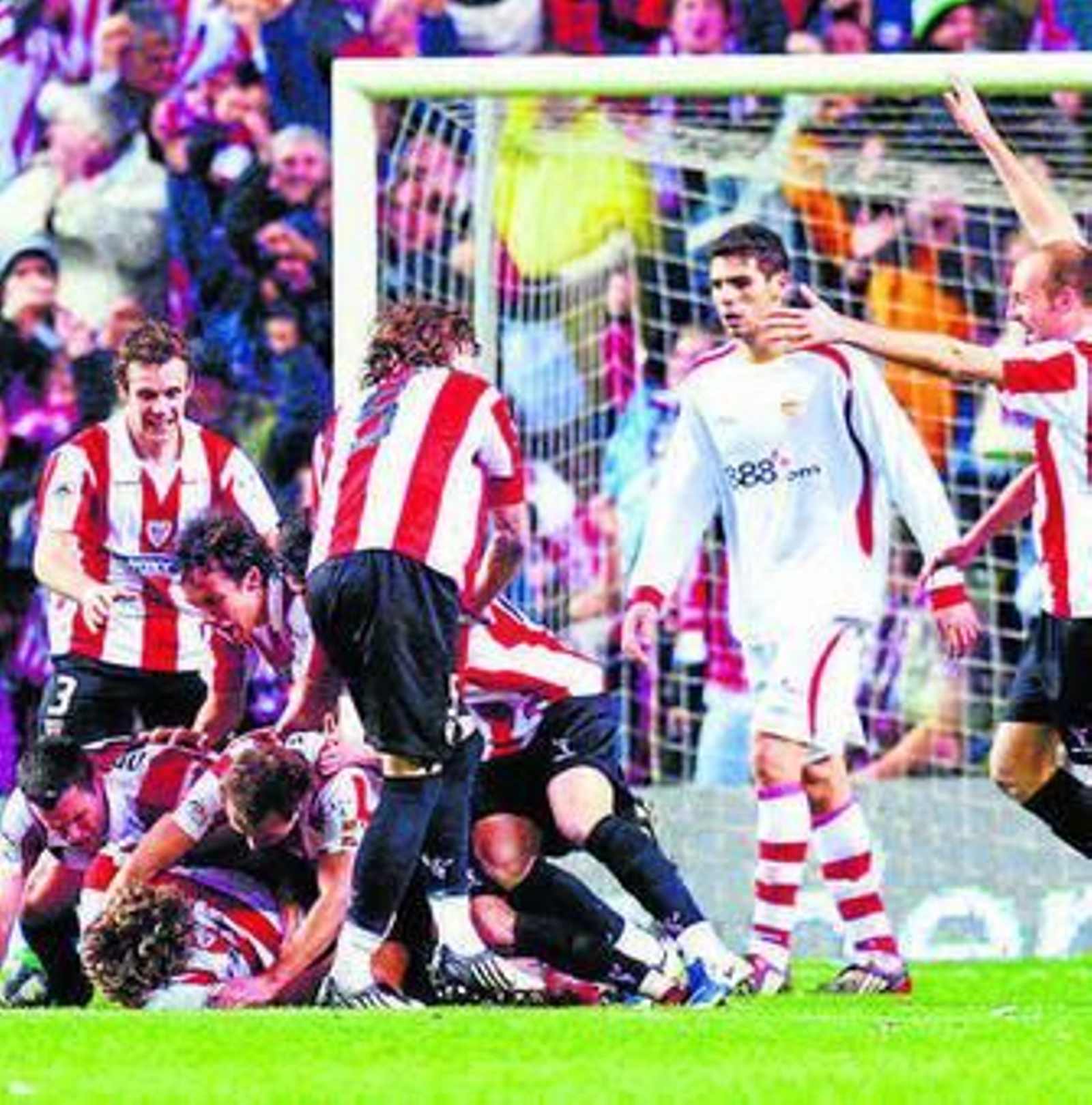 Fazio pasa junto a una piña de jugadores del Athletic sobre Llorente.