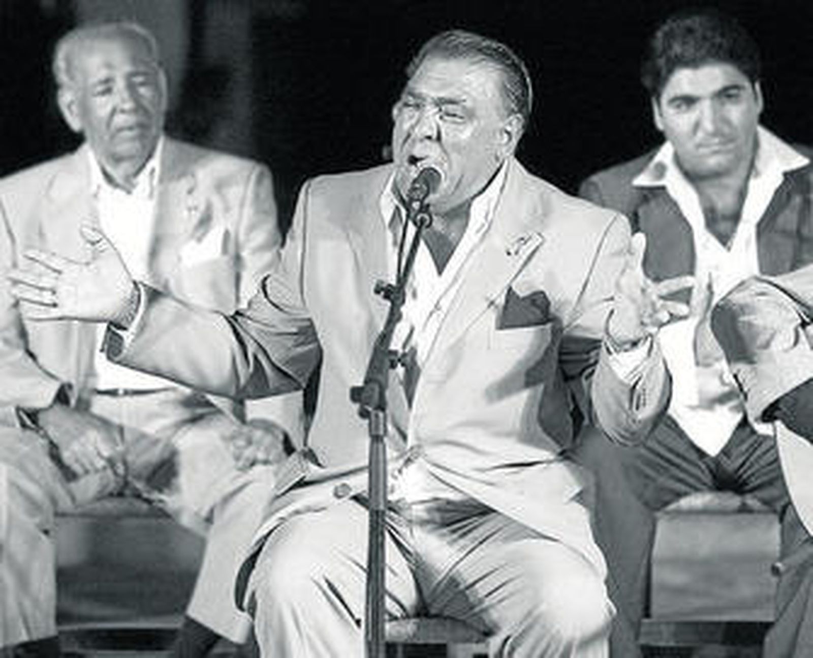 A la izquierda, El Garbanzo en 2002, y a la derecha, en varias actuaciones en peñas junto a Juan Carmona y Pepe Moreno.