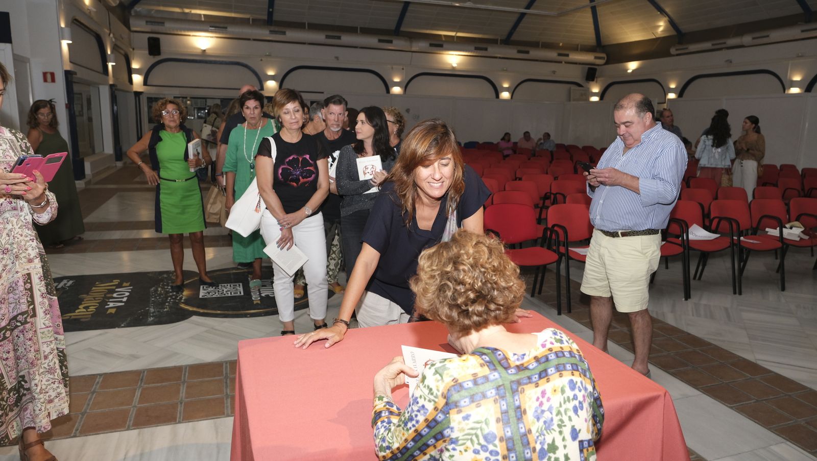 Imágenes de Diario de los Libros en Mojácar, con la escritora Julia Navarro