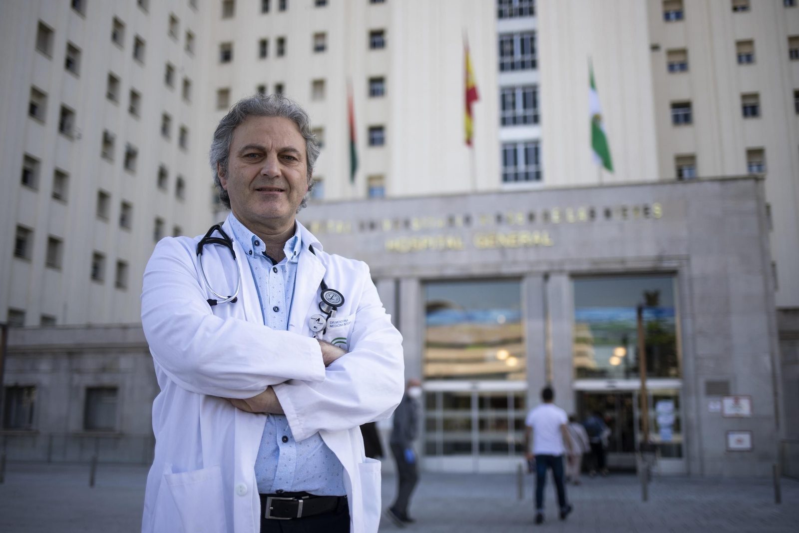 Manuel Menduiña, médico internista del Hospital Virgen de las Nieves de Granada.