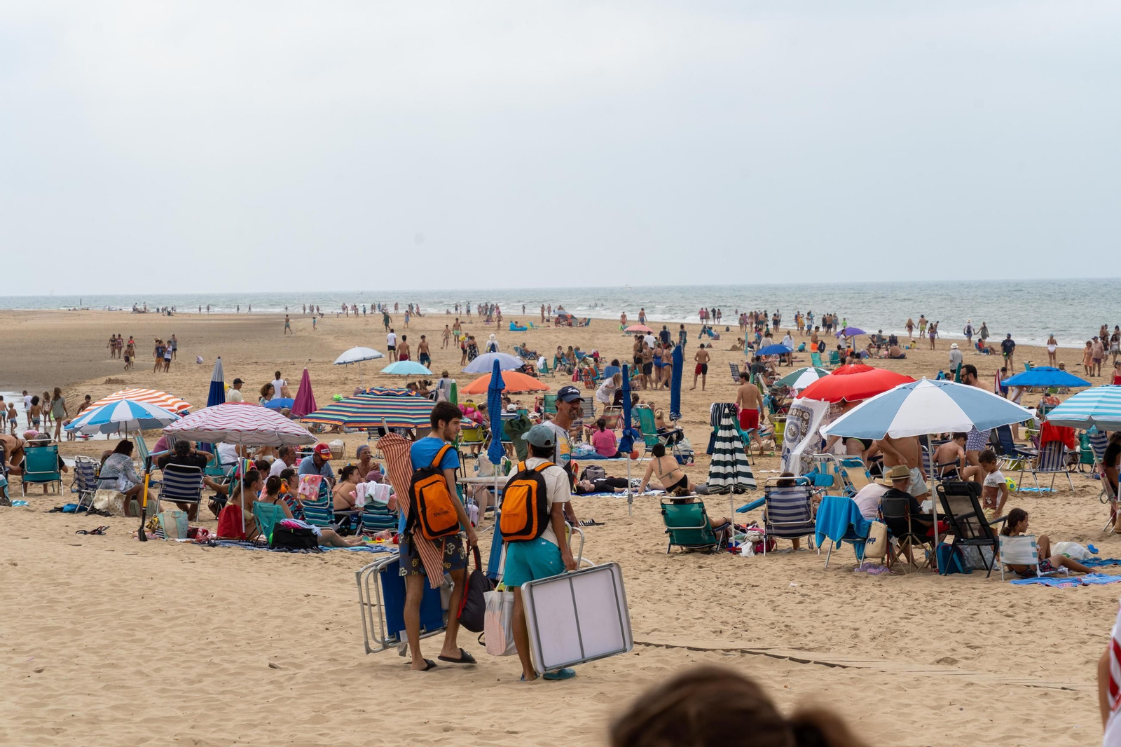 La mañana nublada en las playas de El Portíl