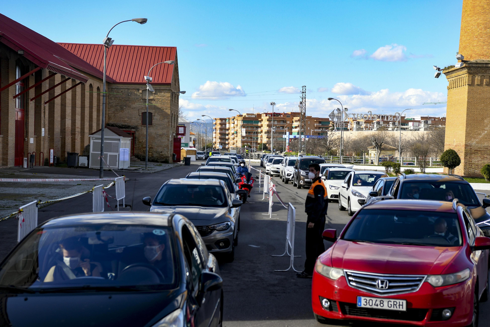 Fotos: así ha sido el inicio de la vacunación masiva del personal educativo de Granada
