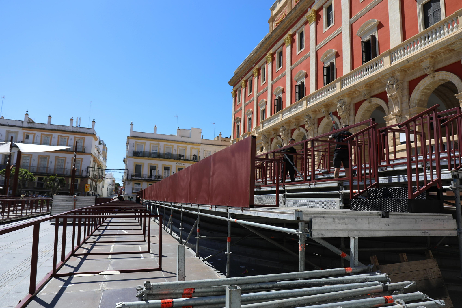 Las imágenes del montaje de la Carrera Oficial de la Semana Santa de San Fernando