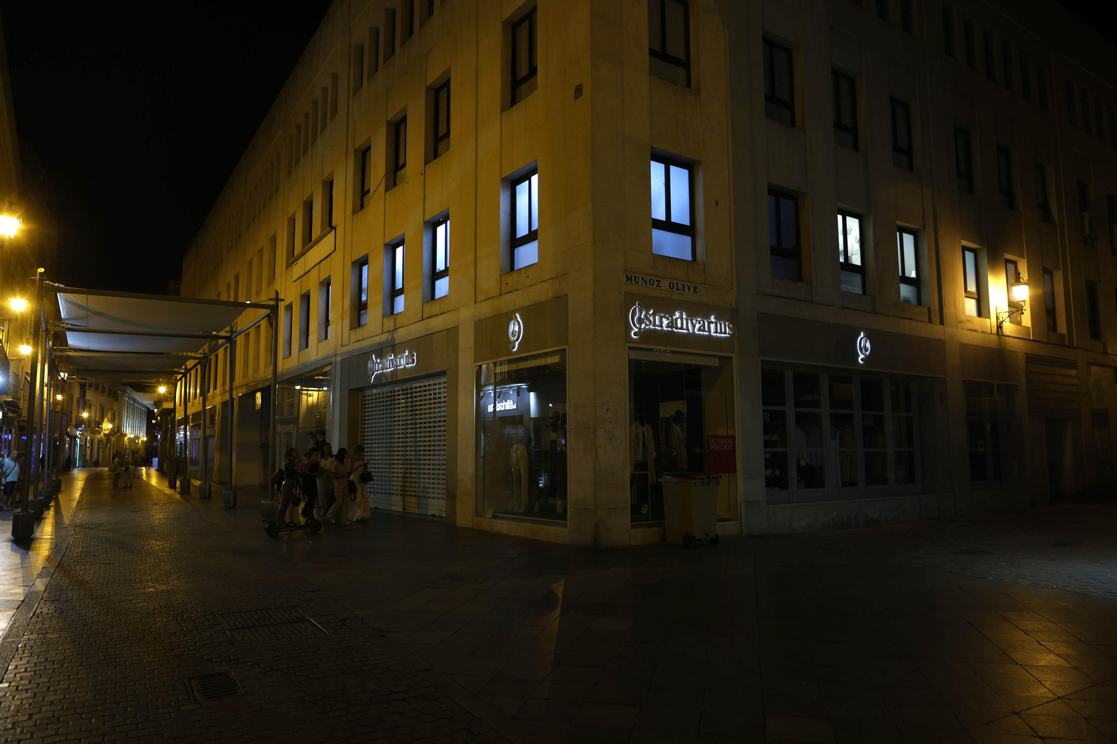 Entre las medidas a votar se encuentra el apagado de los escaparates a las diez de la noche