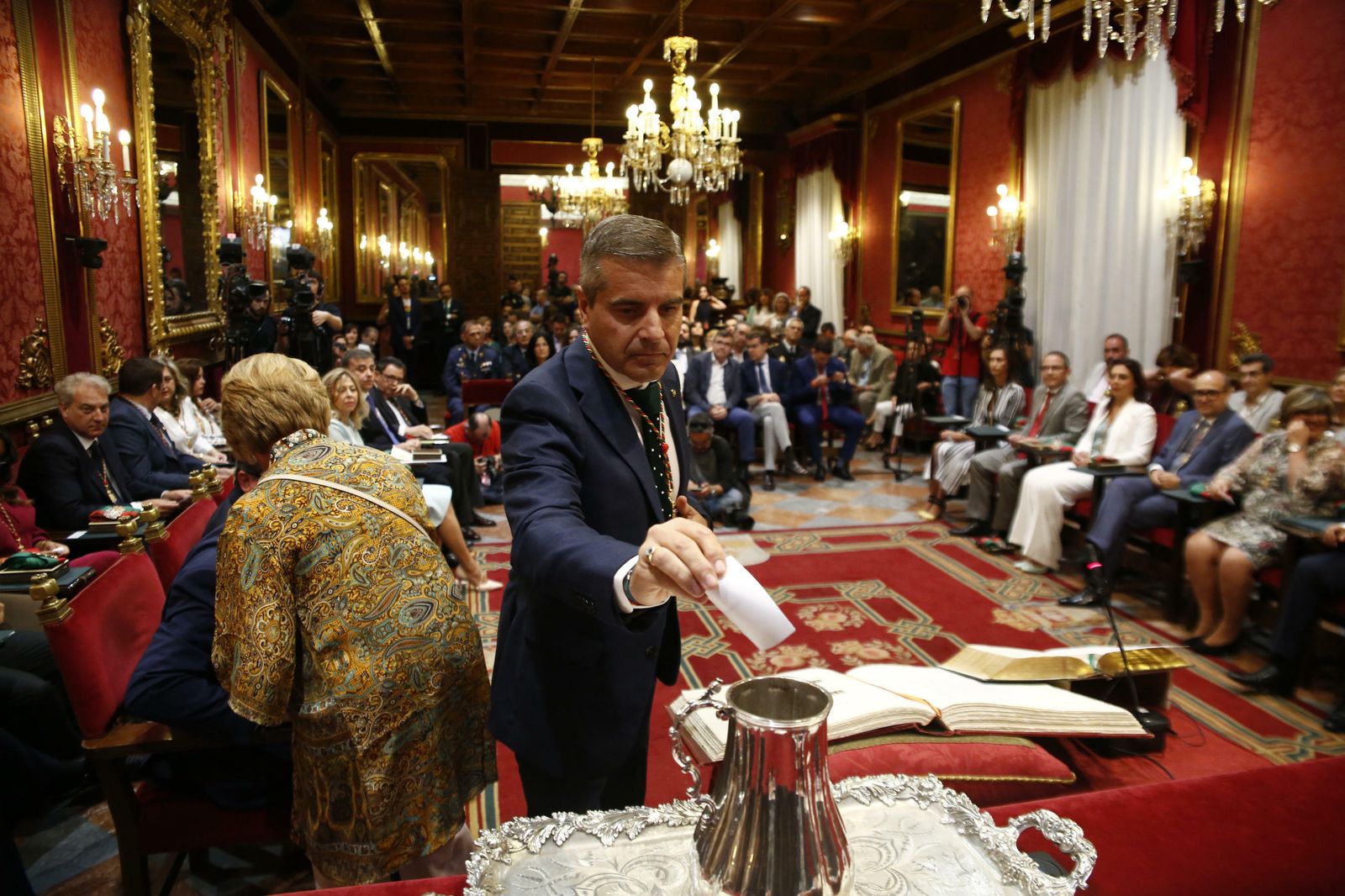 Las imágenes de la jornada de constitución del Ayuntamiento de Granada