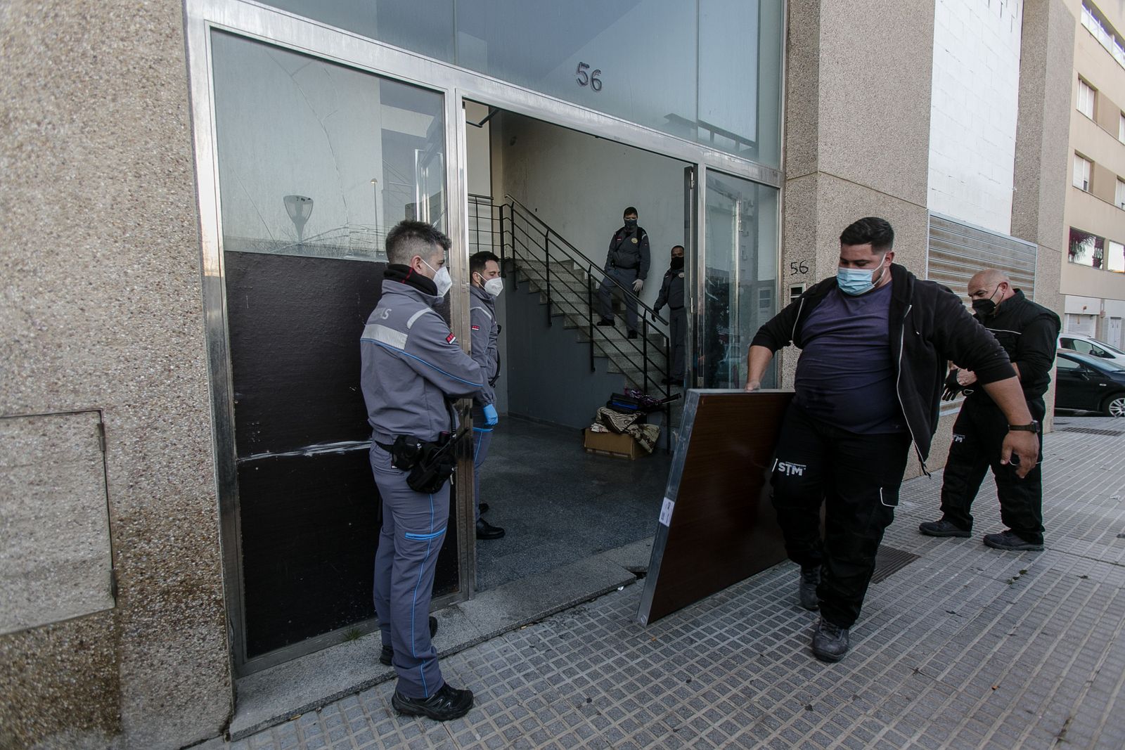 Guardias de seguridad controlando el desalojo de La Corrala el pasado martes.