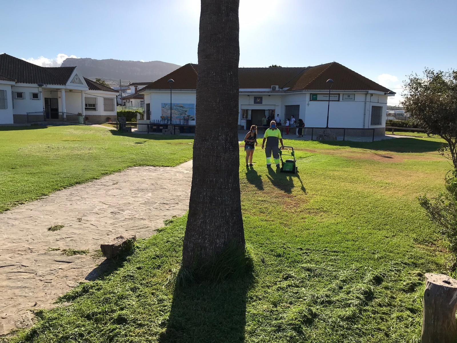 Parte delantera del colegio rural Campiña de Tarifa, en Bolonia, donde está previsto instalar los nuevos módulos