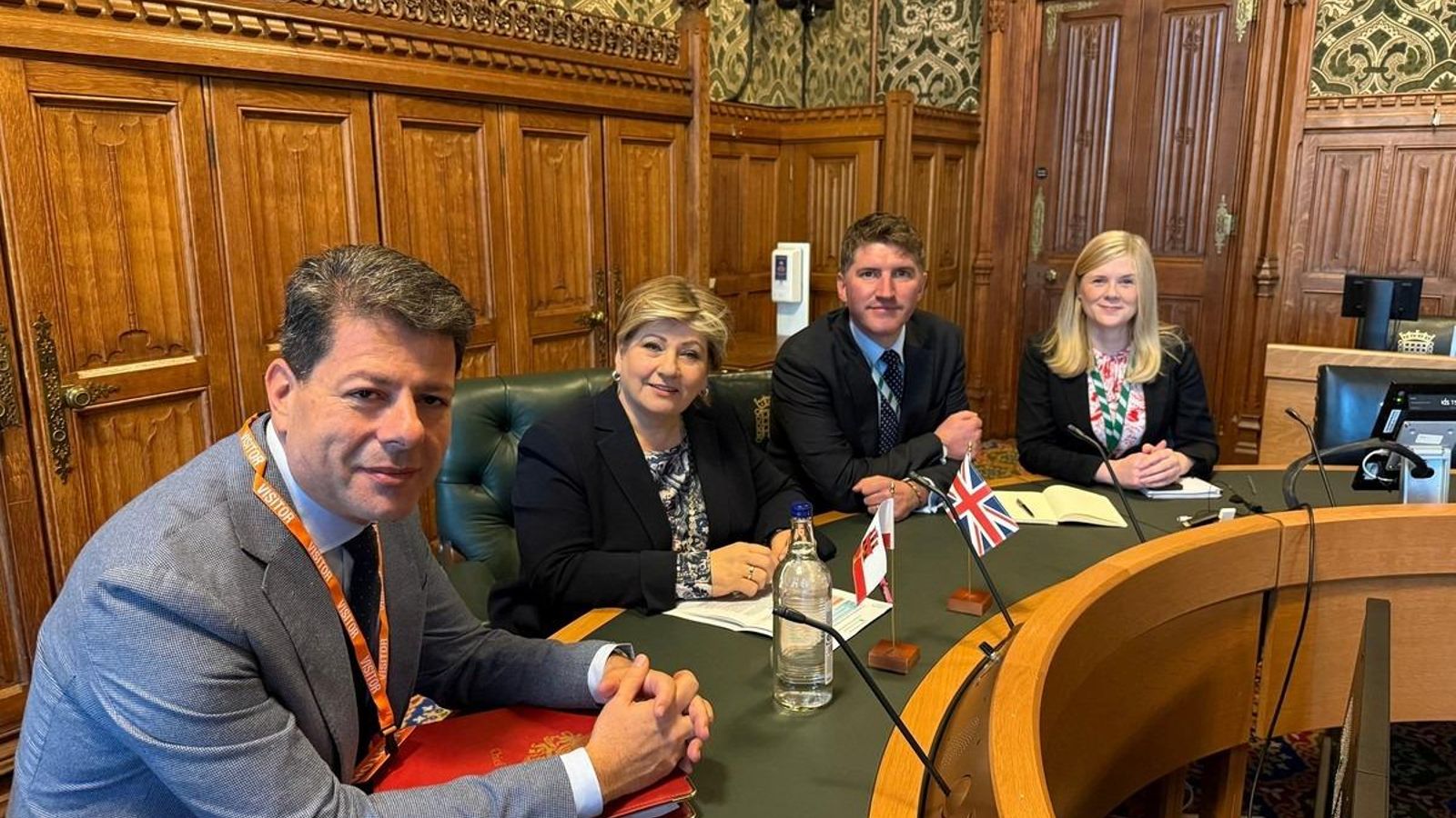 El ministro principal, con las diputadas Emily Thornberry y Claire Hazelgrove y el diputado Ed Morello, todos ellos miembros de la Comisión de Asuntos Exteriores El ministro principal, con las diputadas Emily Thornberry y Claire Hazelgrove y el diputado Ed Morello, todos ellos miembros de la Comisión de Asuntos Exteriores