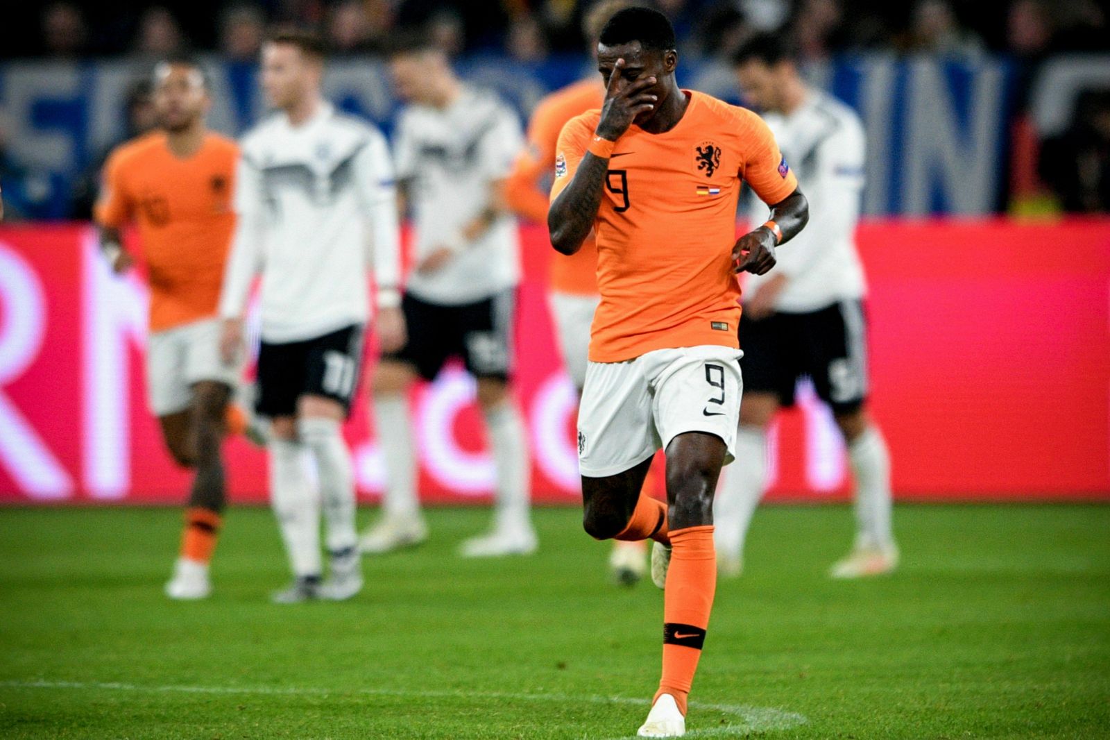 Promes lamenta una ocasión durante un partido con Holanda.