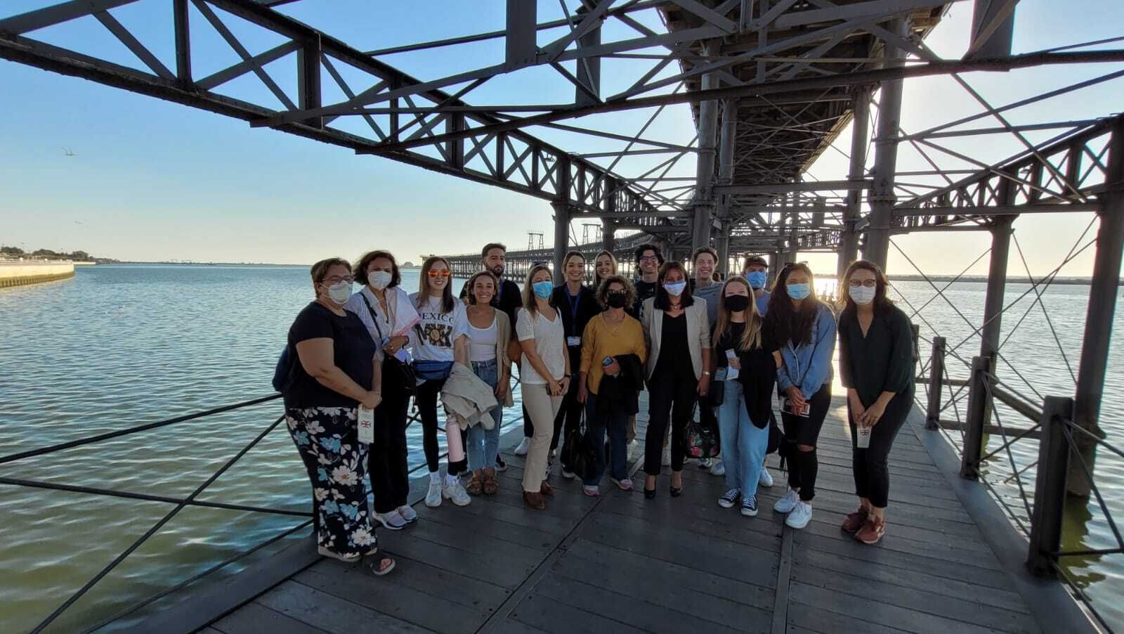 Un momento de la visita cultural llevada a cabo por los auxiliares.