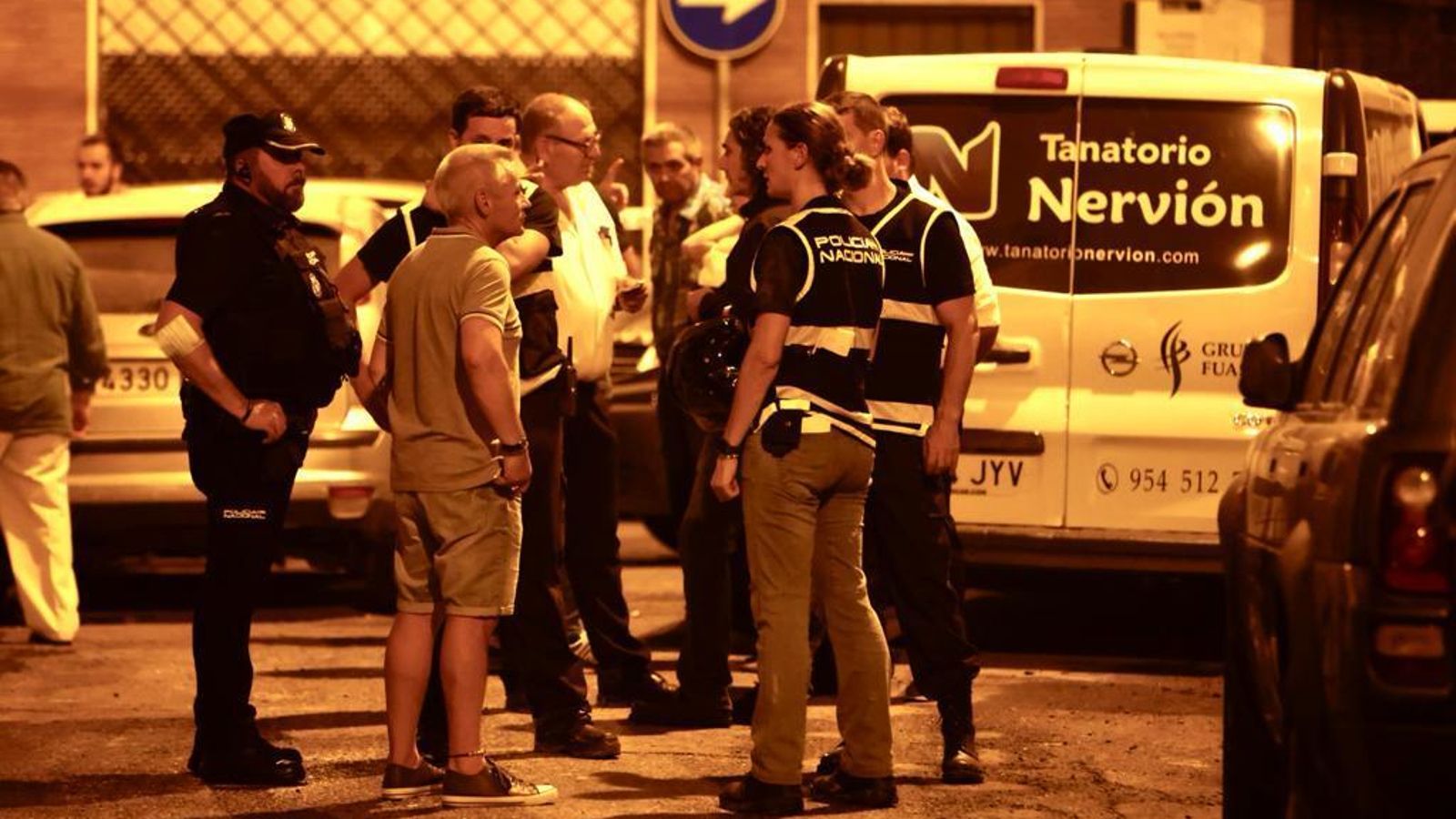 Policías, sanitarios y forenses, en el lugar del incendio.