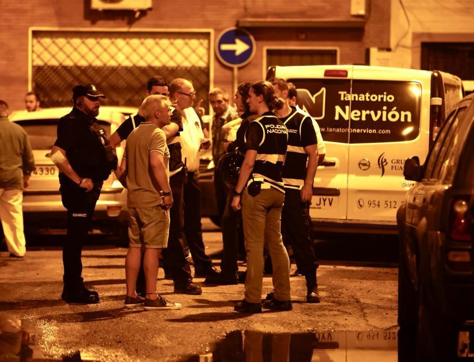 Policías, sanitarios y forenses, en el lugar del incendio.