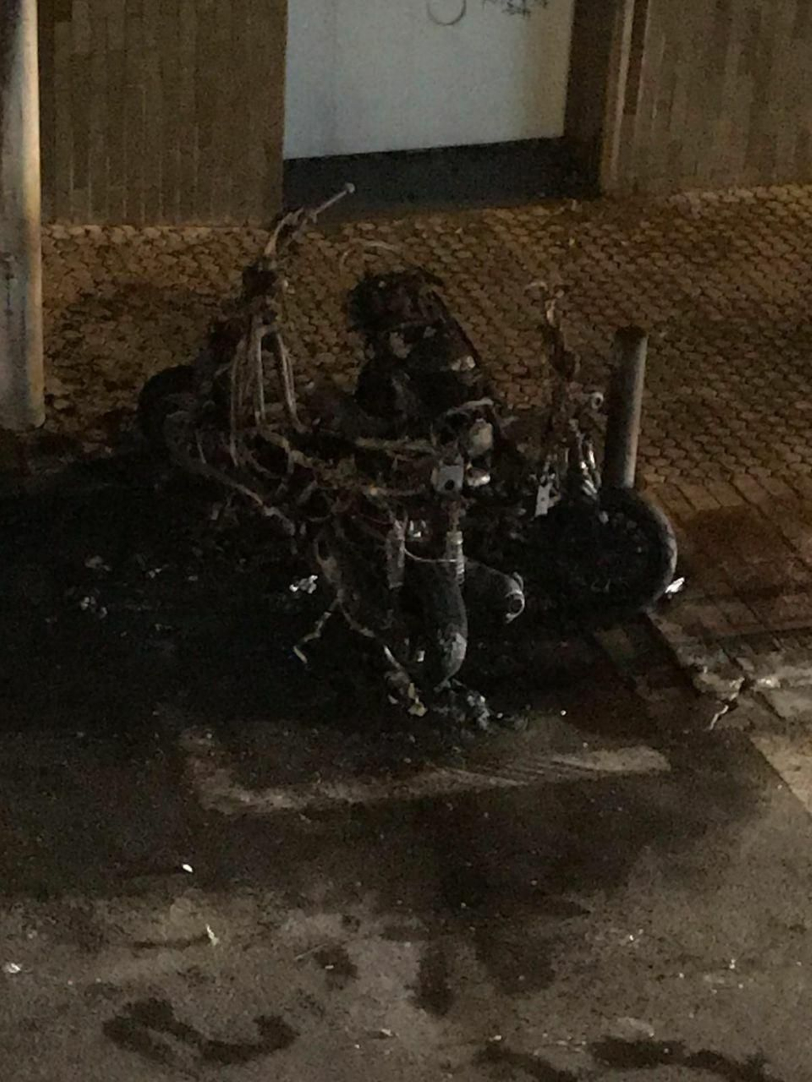 Las motos, una vez apagadas las llamas.