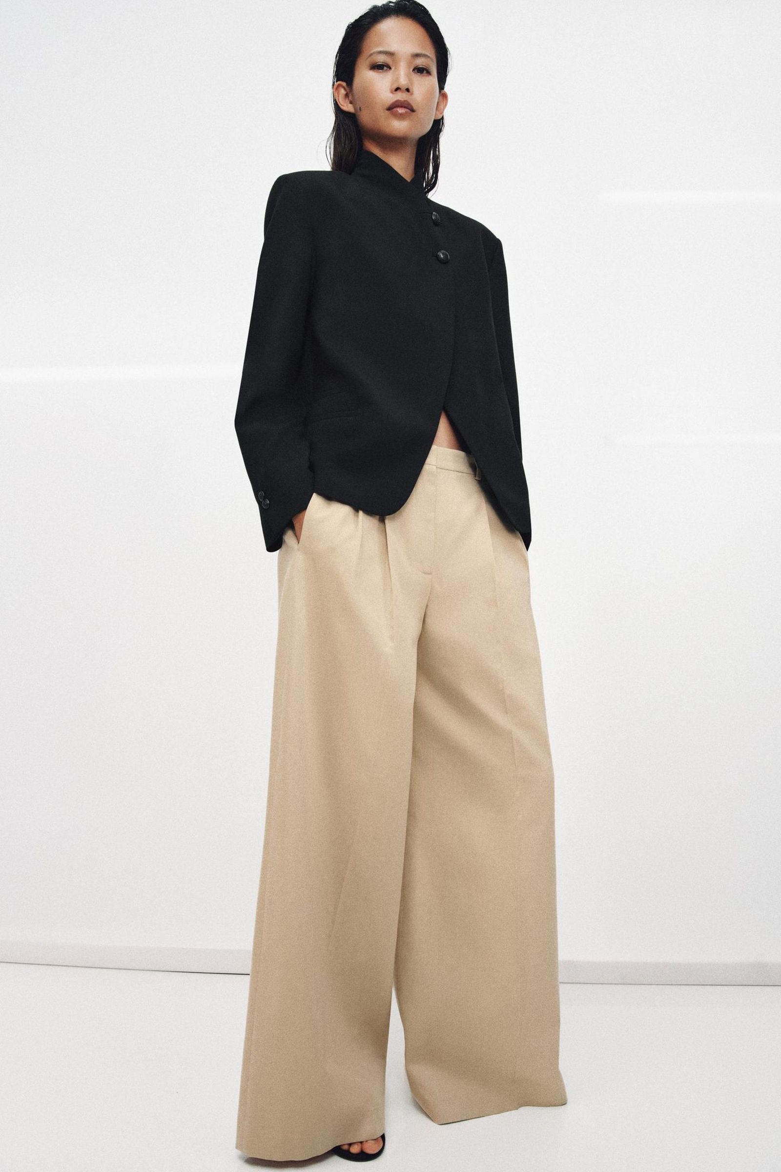 Pantalones de vestir wide leg de Zara.