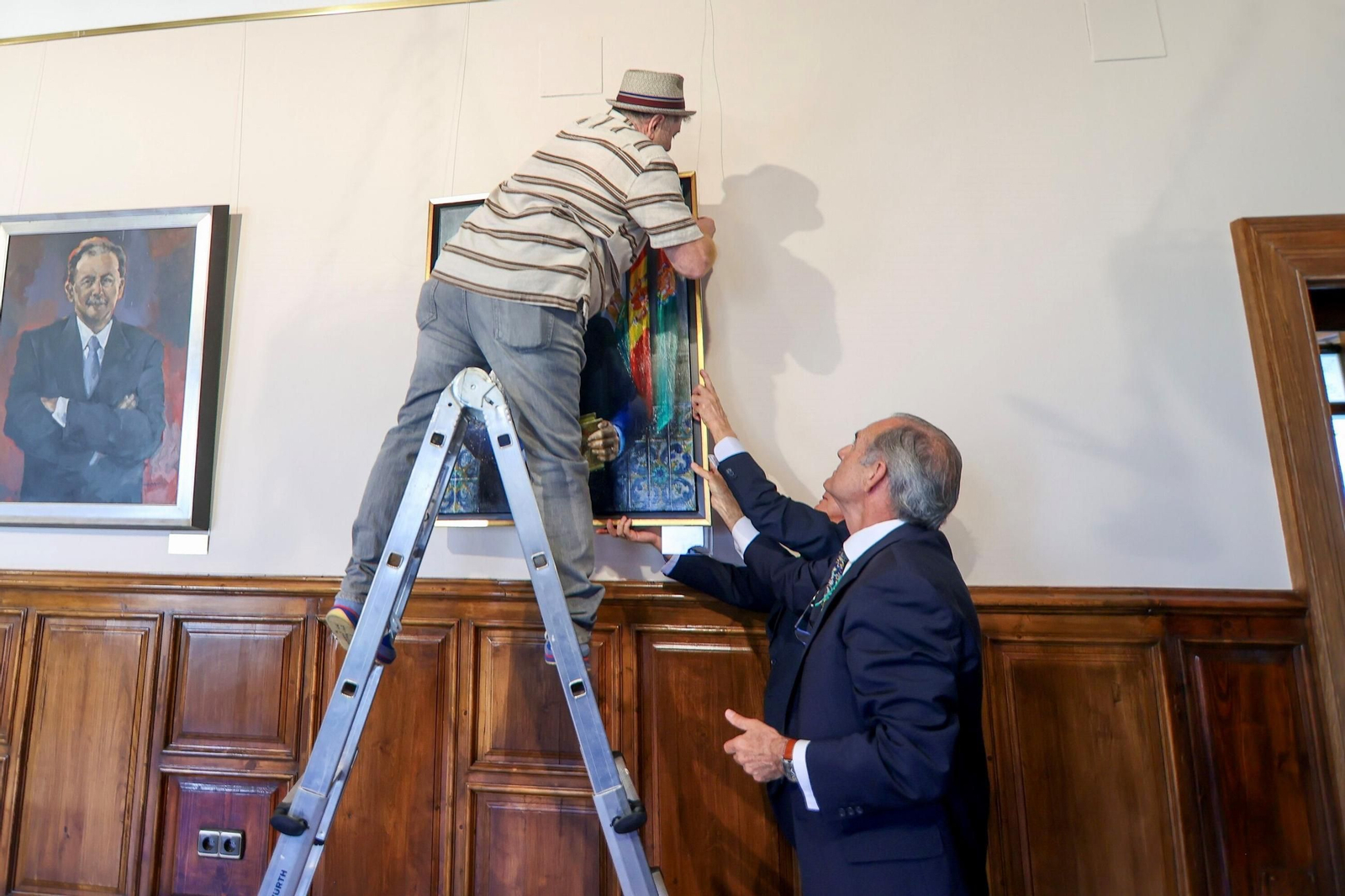 El retrato de Torres Hurtado ya luce en el Ayuntamiento de Granada: todas las imágenes