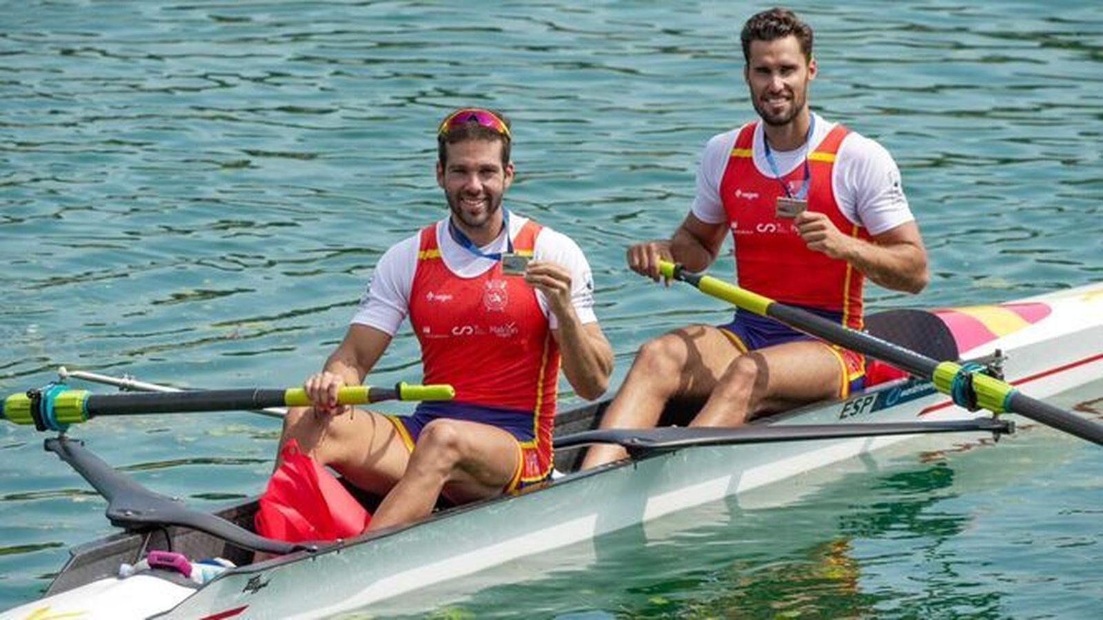 Javier García y Jaime Canalejo muestran la medalla en la Copa del Mundo de Zagreb.