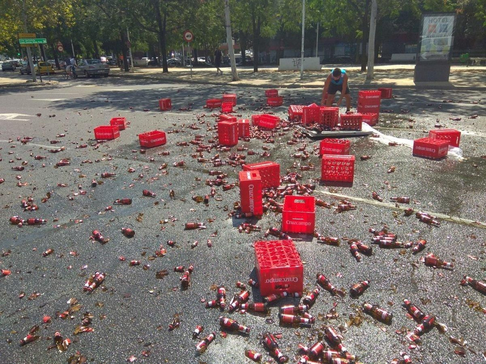 Las cajas de cervezas caídas en la Glorieta Olímpica.