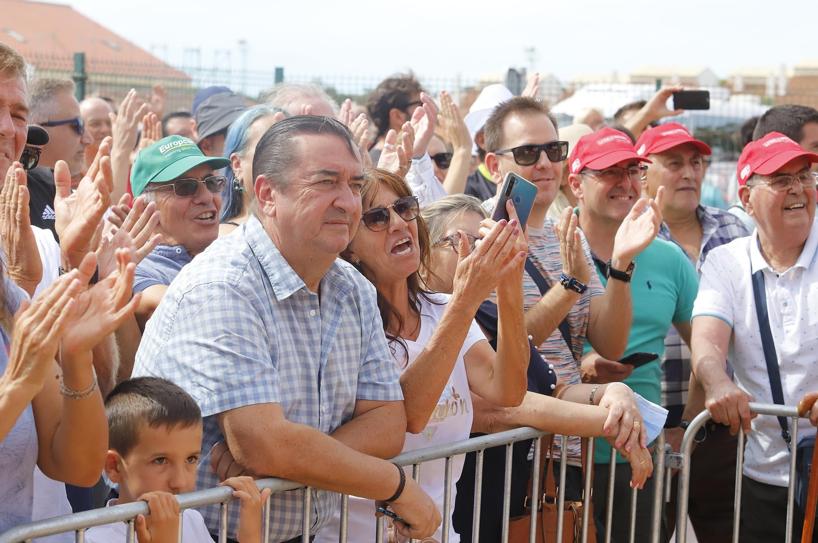 Gran ambiente en Aracena para ver la salida de la Vuelta Ciclista a España, en imágenes