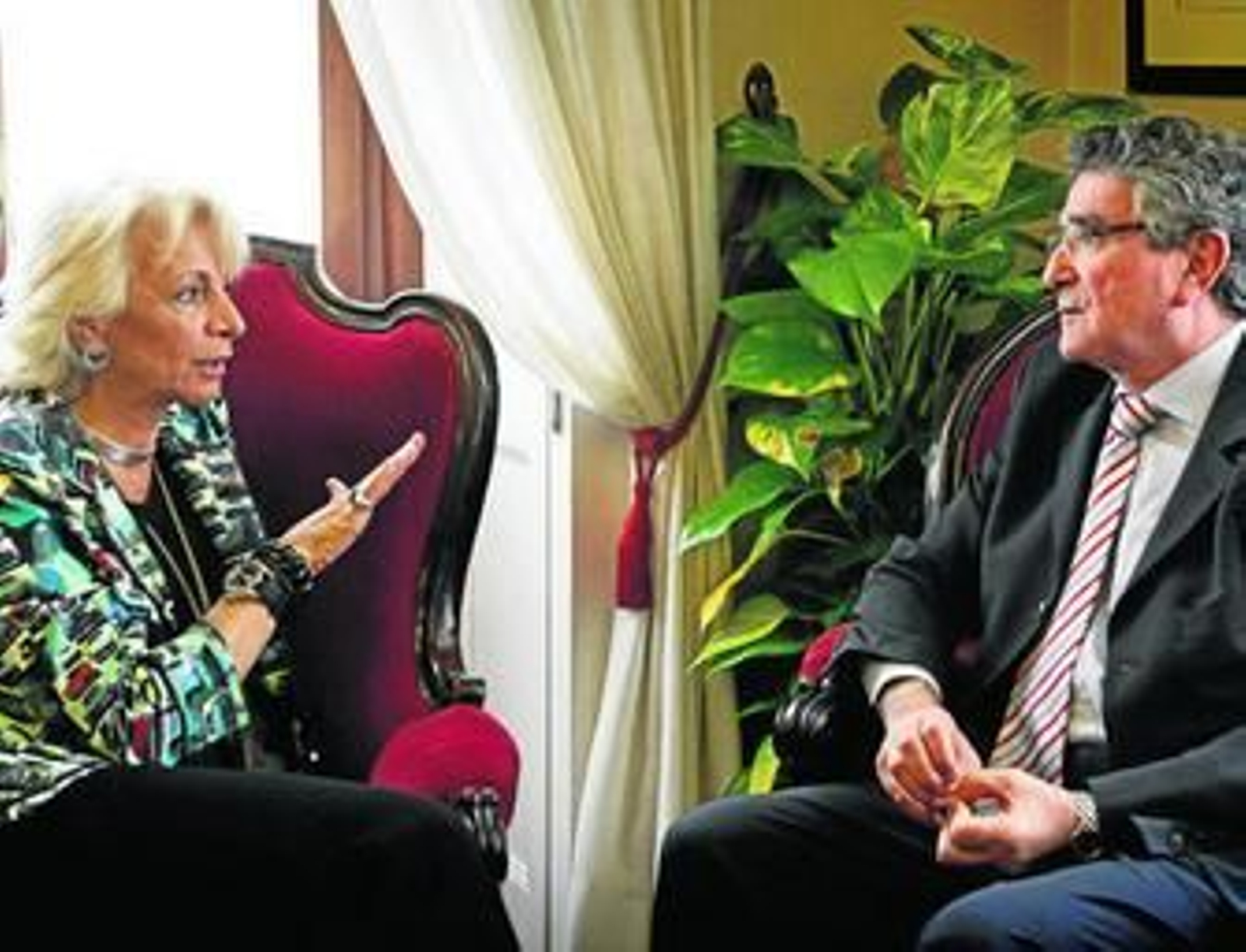 Teófila Martínez y Luis Pizarro, durante uno de sus encuentros para hablar de la celebración del Doce.