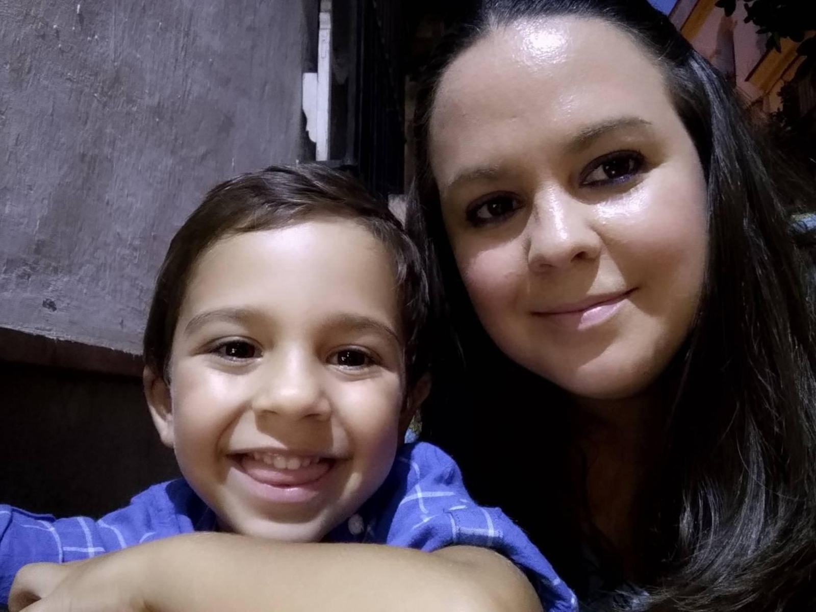 Sofía López y su hijo Hugo.