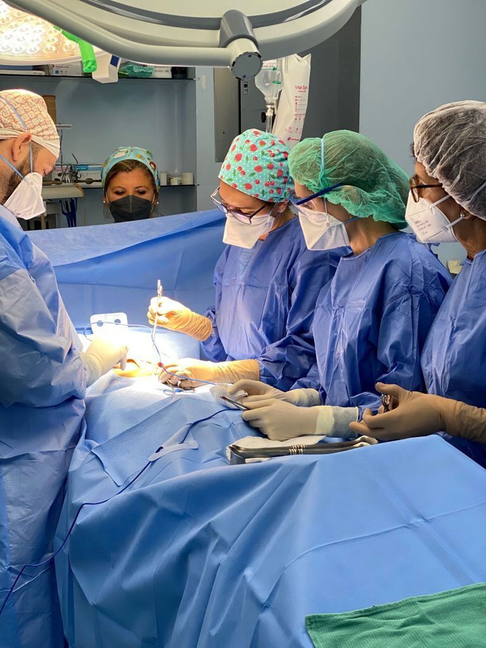 Intervención quirúrgica en Guatemala por profesionales del hospital sevillano.