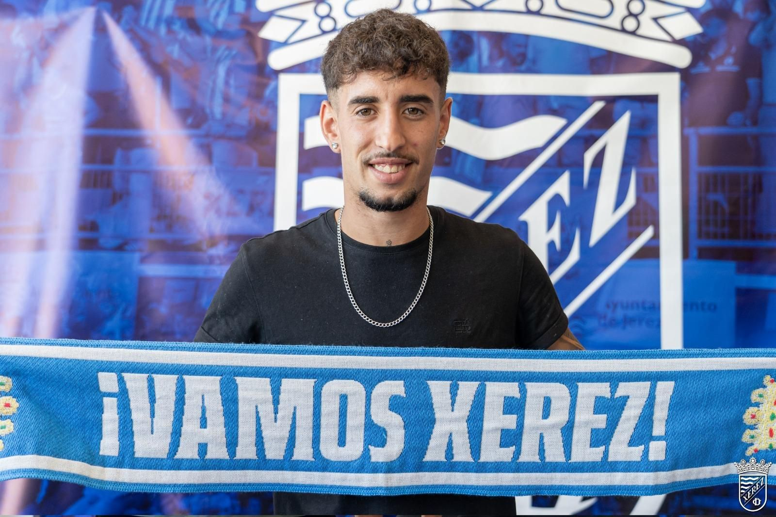 Franco Santana, en la sede del Xerez CD tras ser presentado como nuevo jugador azulino. Franco Santana, en la sede del Xerez CD tras ser presentado como nuevo jugador azulino.