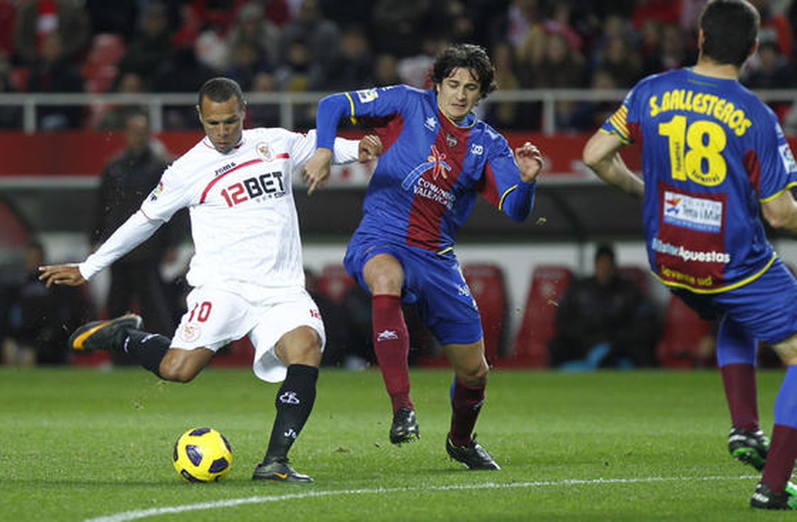 Tres goles de Luis Fabiano devuelven la alegría a los de Nervión en Liga.

Foto: Antonio Pizarro