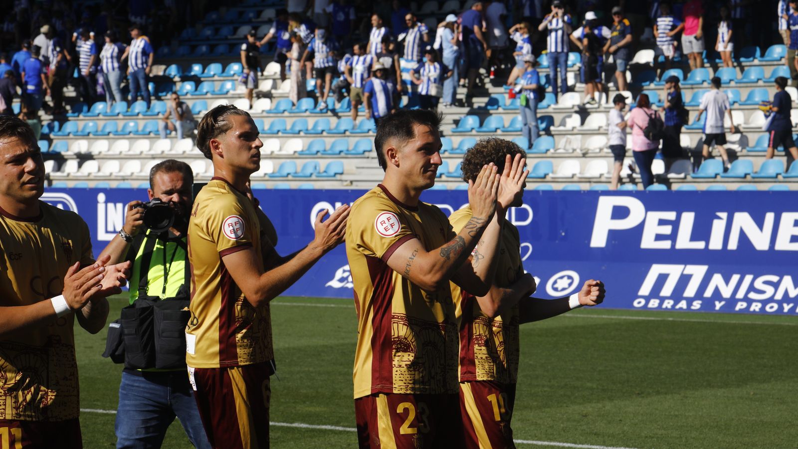 Los jugadores del Córdoba CF agradecen el apoyo a su afición en el Ponferradina - Córdoba CF.