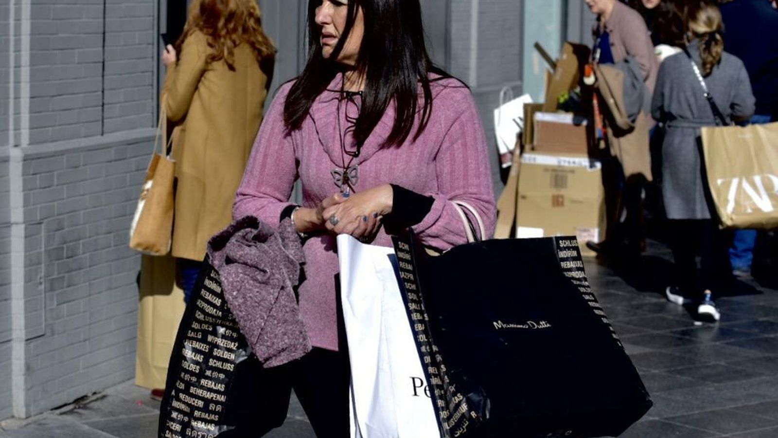 Las grandes franquicias de moda han acaparado las primeras colas de la jornada.