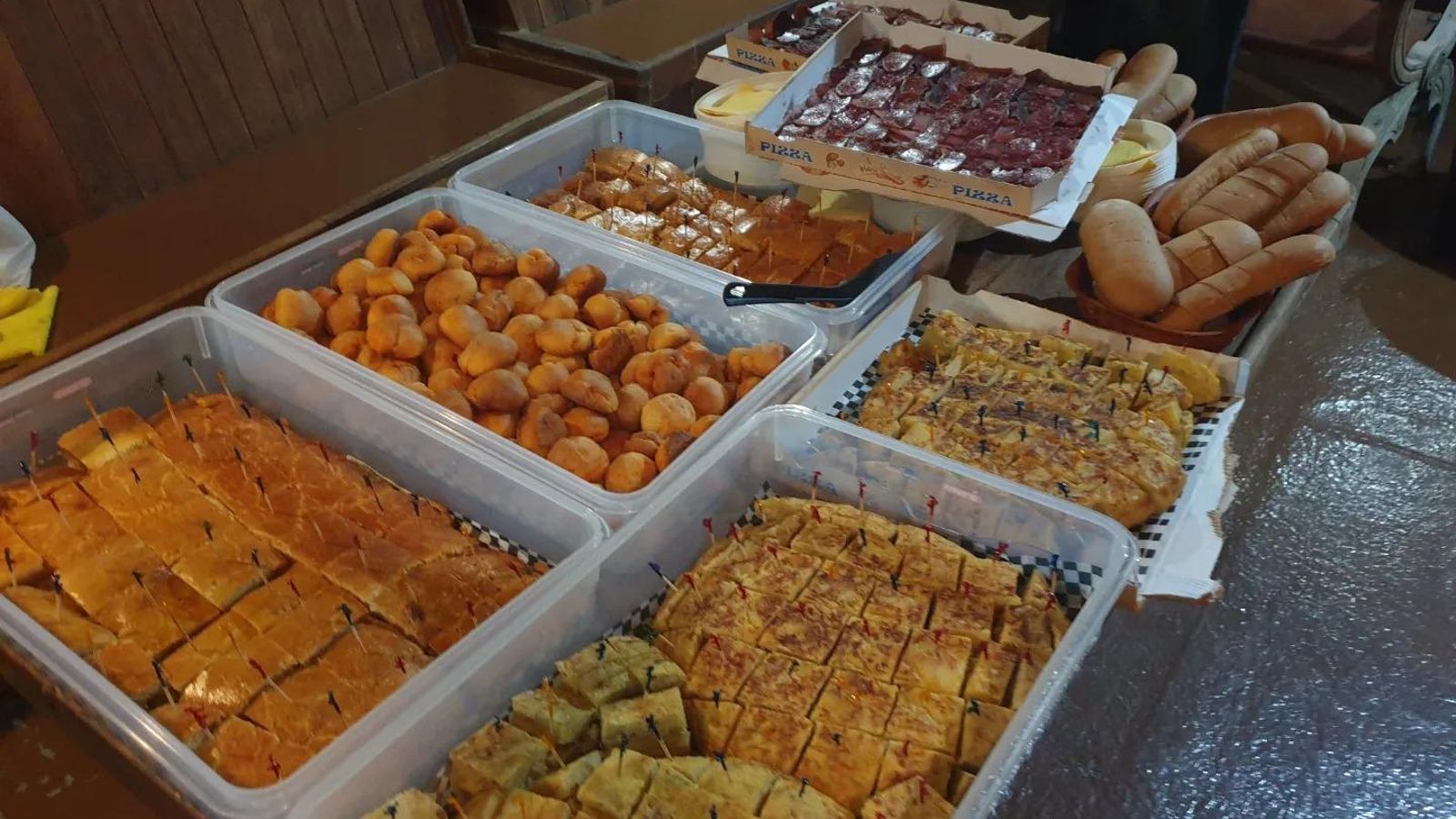 Algunos de los tradicionales platos que ofrece la Sidrería Vinoteca Macarena.