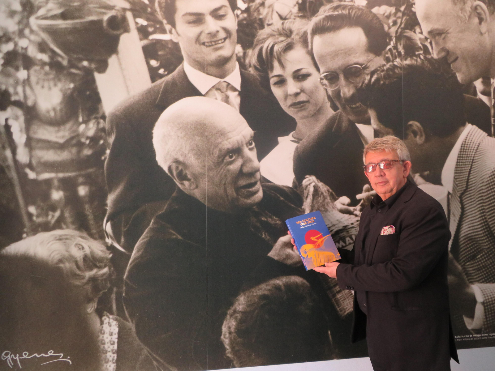 Guillermo Busutil en posesión de su nueva obra 'MA-CULTURA 1988-2023'