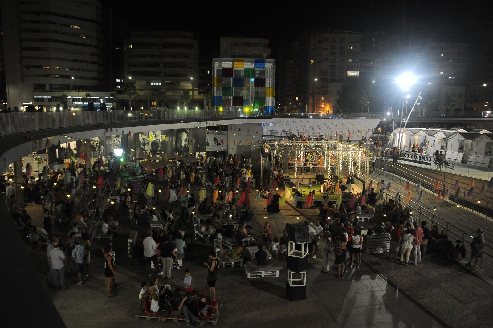 Ambiente en el Artsenal previo al concierto de Mr. Proper, ayer, en el Muelle Uno.