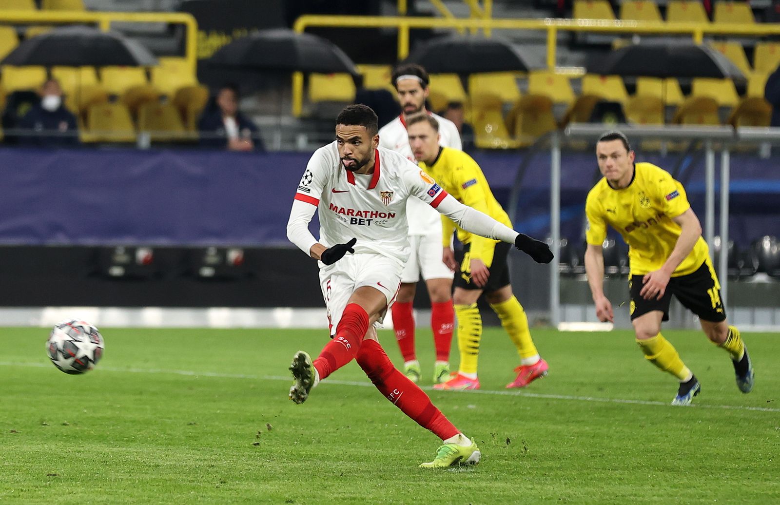 En-Nesyri marca de penalti al Borussia Dortmund en la última visita del Sevilla a Alemania.