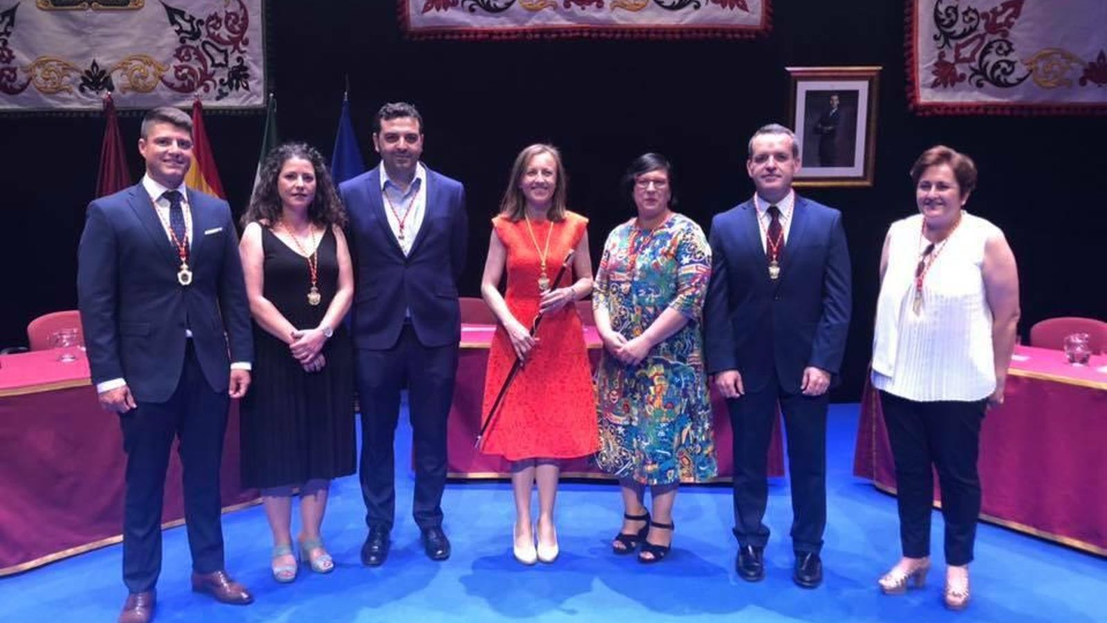 Los seis concejales del PSOE junto a la recién proclamada alcaldesa.