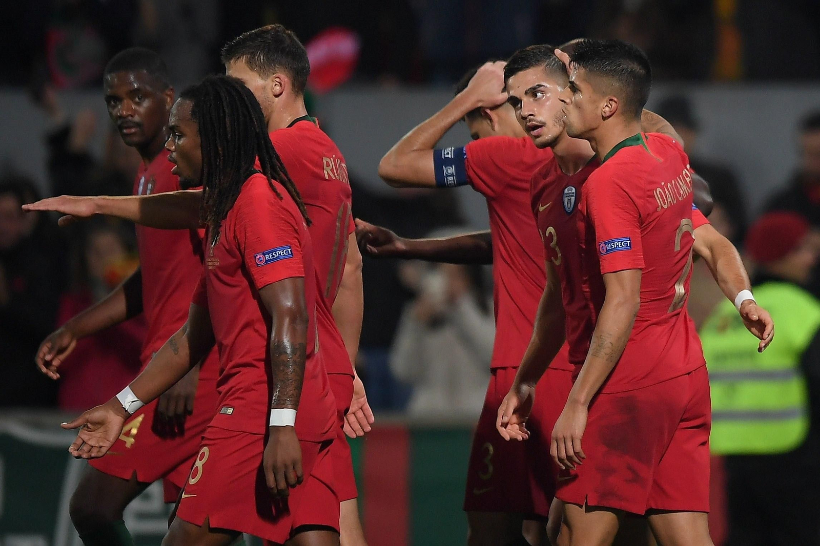 Andre Silva es felicitado por sus compañeros tras marcar el 1-0.