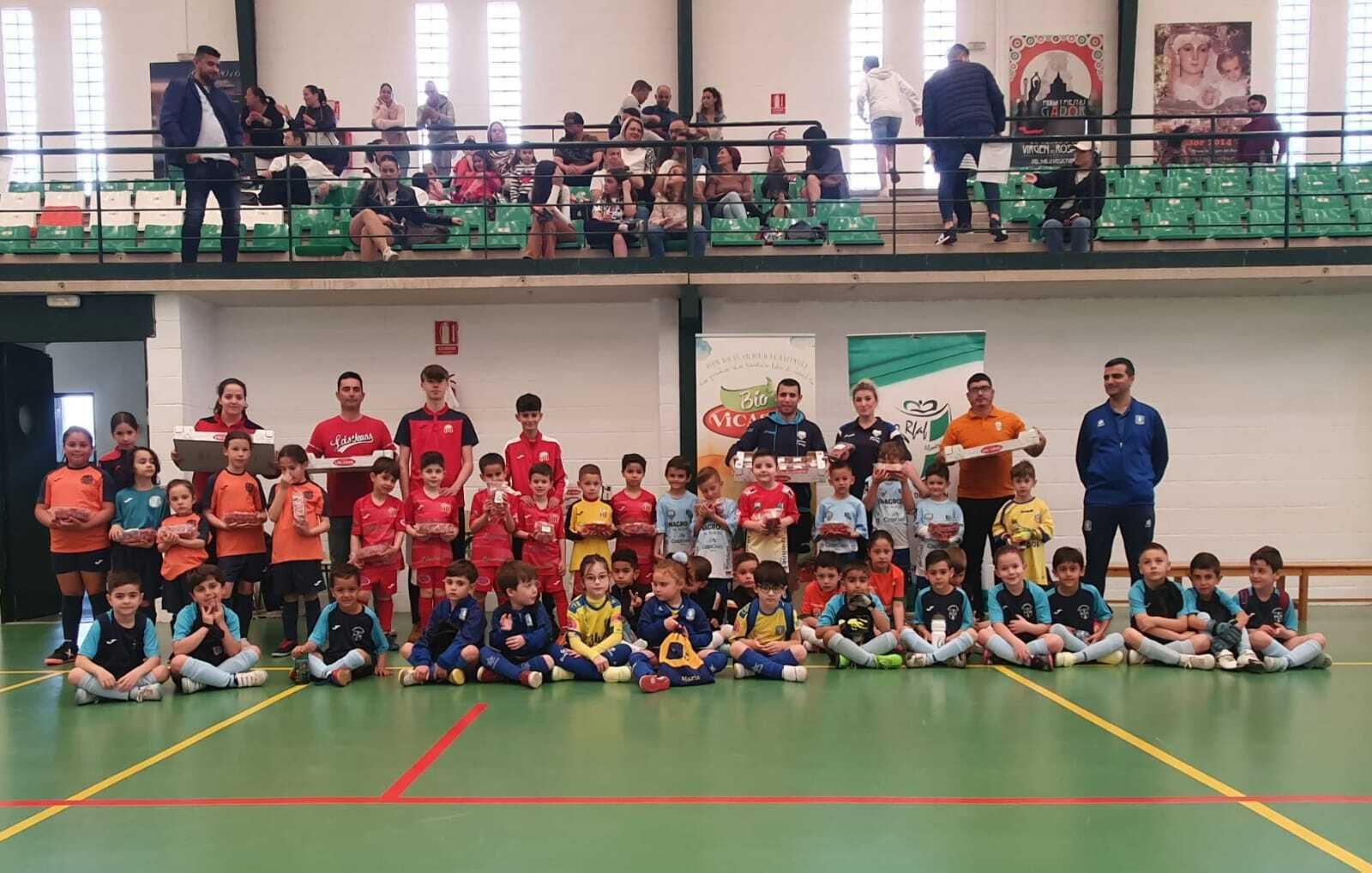 Foto de familia con diferentes equipos participantes en la cuarta jornada de la liga bebé.