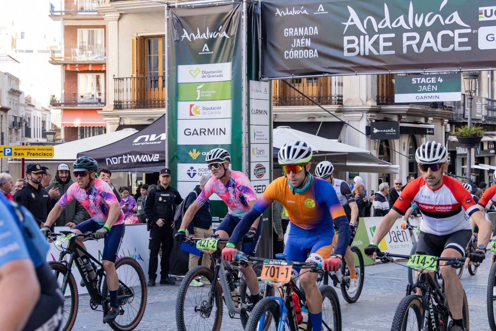 Jaén, protagonista de nuevo en la salida de la tercera etapa de la Andalucía Bike Race
