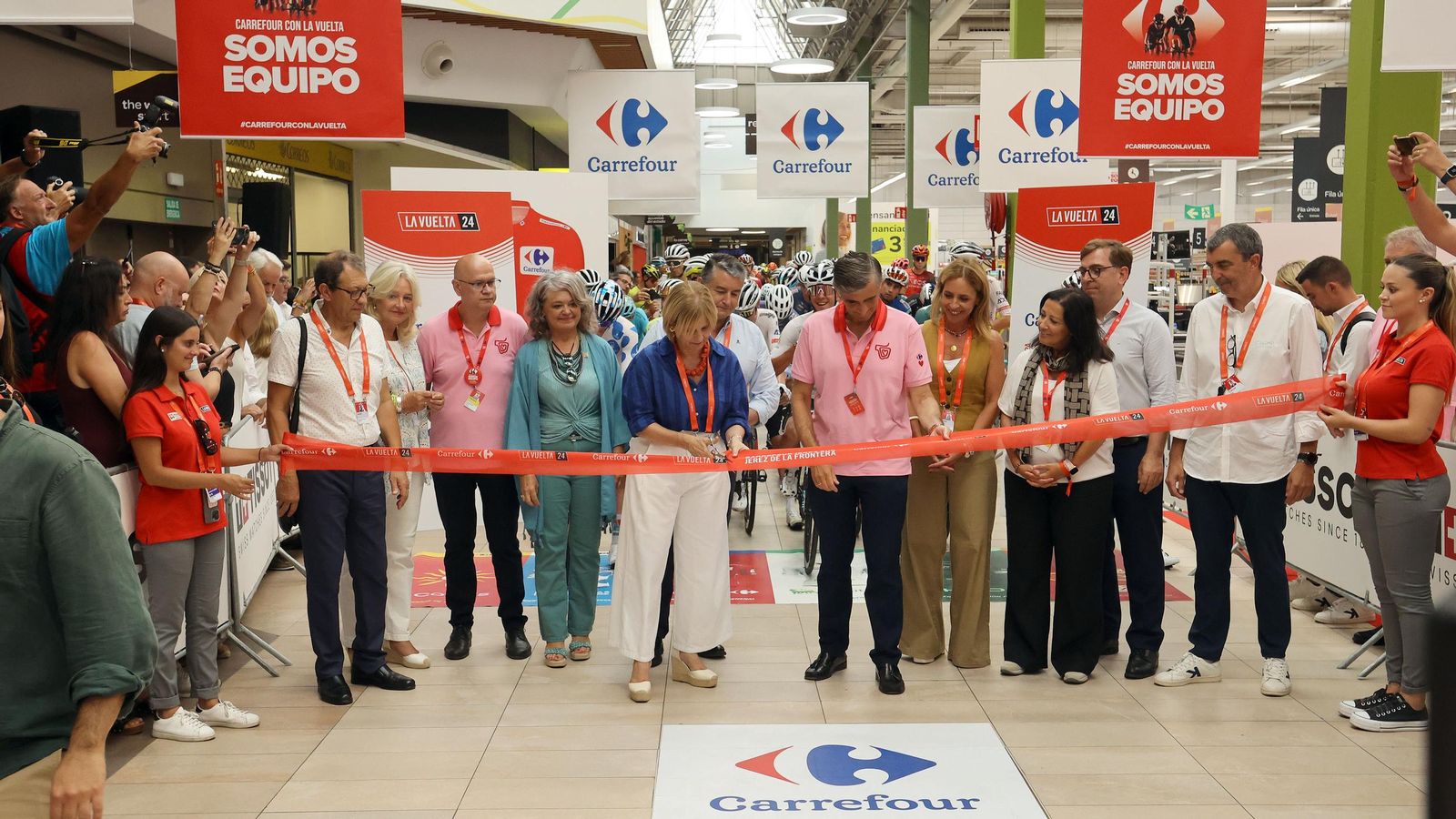 Así fue la salida de la Vuelta España desde Carrefour Sur en Jerez
