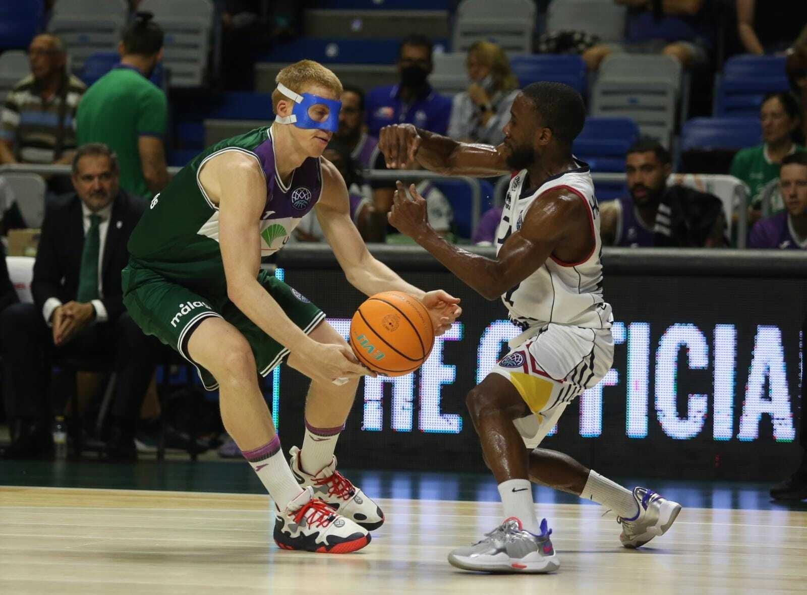Alberto Díaz lucha por un balón.